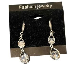 🆕 NWOT 9.25 Silver and zirconia magnificent earrings